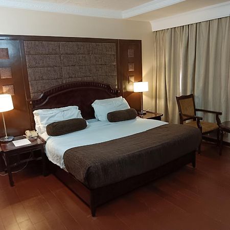 Owu Crown Hotel 伊巴丹 外观 照片