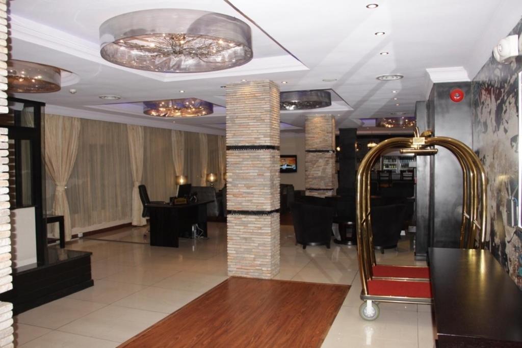 Owu Crown Hotel 伊巴丹 外观 照片
