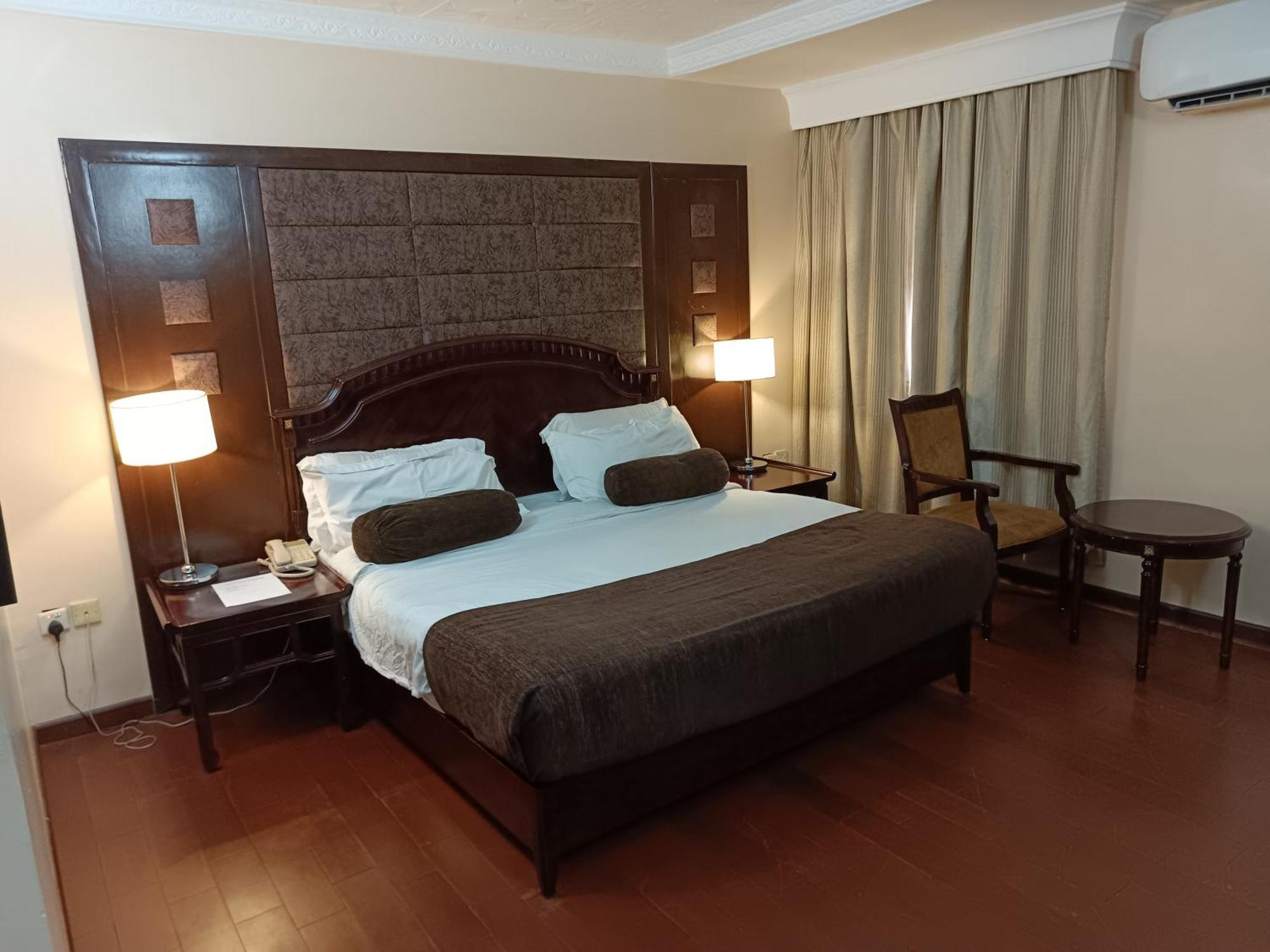 Owu Crown Hotel 伊巴丹 外观 照片
